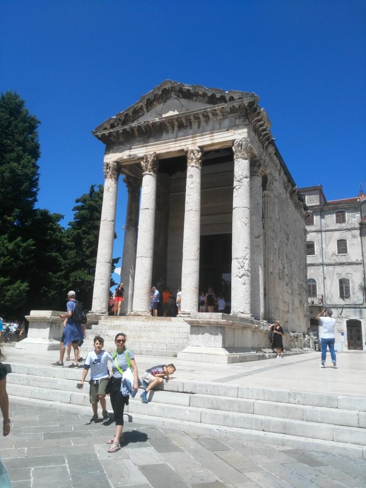 Chrám sv. Augusta Pula